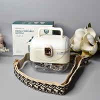 Стильная бутылка для напитков с ремешком  640ml Цвет: Белый